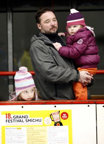 Do malé haly TIPSPORT Areny se svými dětmi zavítal také Tomáš Lněnička. Foto Michal Klíma