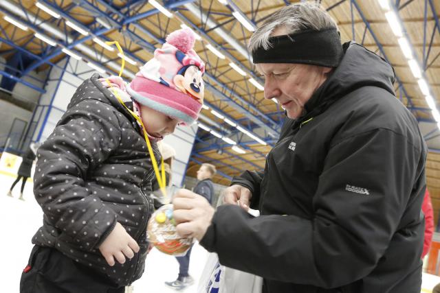 Vítězům soutěže ve cvrnkání kuliček na ledě ceny předával ředitel divadla Petr Dohnal. Foto Michal Klíma