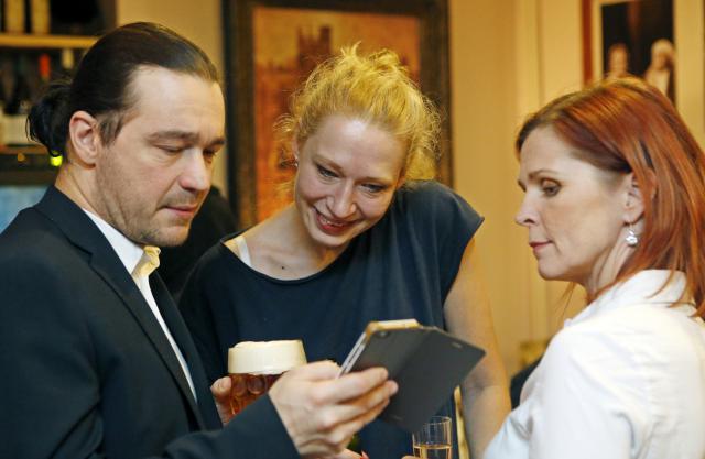 Herečka Bohdana Pavlíková se po představení sešla s kamarády Ladislavem Špinerem a Petrou Janečkovou. Foto Michal Klíma