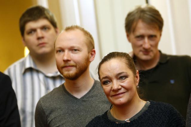Herečka Veronika Janků se svými kolegy na společenském setkání ve foyer. Foto Michal Klíma