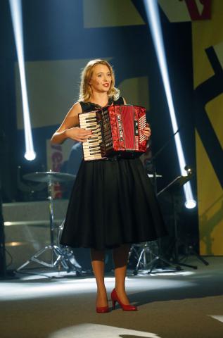 Večer svou vtipnou písní zpříjemnila půvabná Kristýna Hulcová, která na našich prknech hostuje v inscenaci Kalibova zločinu. Foto Michal Klíma